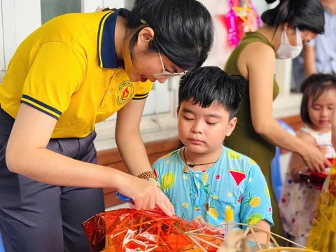 Trung thu đặc biệt của những ‘chiến binh nhí’ nơi giường bệnh