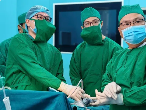 Phẫu thuật cứu sống học sinh 15 tuổi bị thủng dạ dày tại Côn Đảo