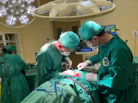 Cụ ông 74 tuổi suýt mất mạng vì máy xịt nước áp lực cao
