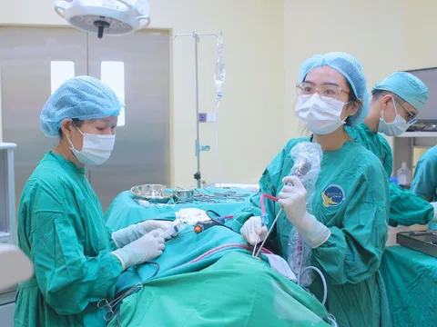 Khối u ‘ẩn nấp’ trong mũi khiến cụ ông nghẹt thở nhiều năm