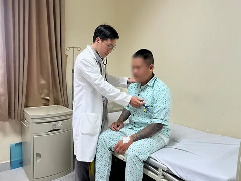 Cứu sống nam thanh niên bị đột quỵ khi đá bóng
