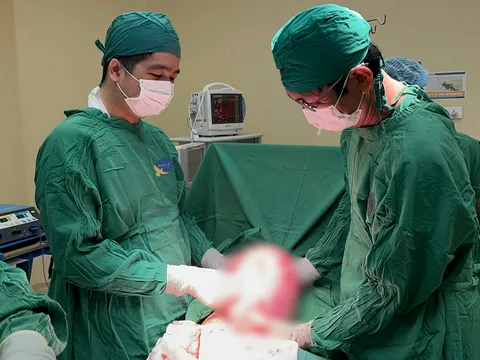 Rong kinh kéo dài, người phụ nữ phát hiện khối u tử cung khổng lồ