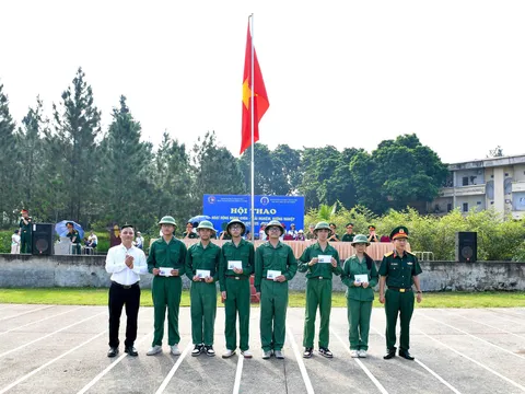 Trường THPT Lê Văn Thiêm tổ chức trải nghiệm “Chúng em cũng là chiến sĩ”