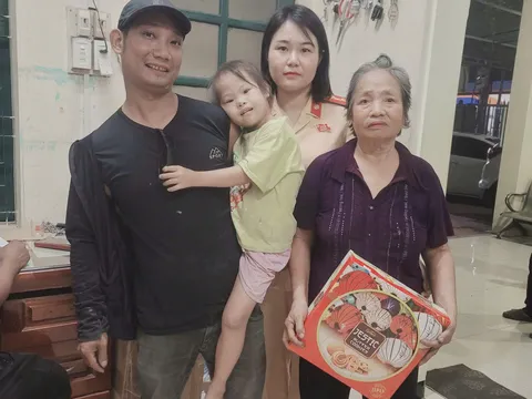 Hà Nội: Nữ Cảnh sát giao thông kịp thời giúp cháu bé đi lạc trở về với gia đình