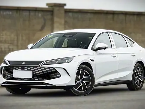 Sedan giá chưa tới 400 triệu, tiết kiệm chỉ 2,7 lít xăng/100 km, khiến Toyota Camry phải dè chừng