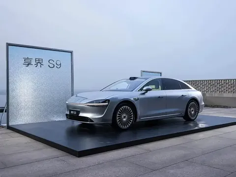 Sedan điện hạng sang trình làng: ‘Ăn đứt’ Toyota Camry, chạy 1.300 km, trang bị công nghệ tự động lái