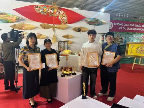 Sơn Coba: Ngọn lửa nhỏ trong xưởng kính lớn và những điều bất ngờ cho giới nghệ nhân Thủ đô