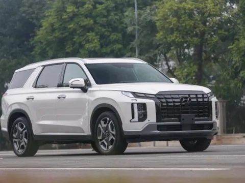 Hyundai Palisade giảm giá hơn 200 triệu, cạnh tranh doanh số với Ford Everest