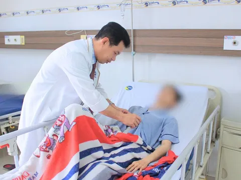 Thức khuya, ăn uống thất thường, nam sinh 17 tuổi thủng ổ loét tá tràng