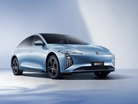 Đối thủ mới của Toyota Camry: Sedan điện giá chỉ hơn 400 triệu, sạc siêu nhanh, chạy cả ngày không lo hết pin