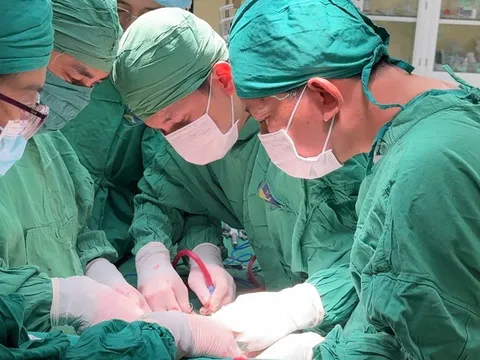 Người phụ nữ mang bướu giáp hơn 30 năm được phẫu thuật thành công