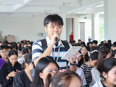 Trường Đại học Luật TP.HCM trang bị ‘hành trang’ an toàn cho tân sinh viên