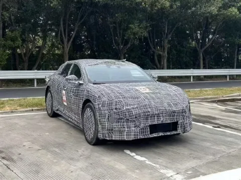 Đối thủ của Mercedes-Benz EQS ‘lột xác’: Sedan được ‘wagon hoá’ gây sốt