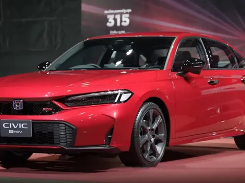 Honda Civic và Toyota Corolla thế hệ mới tái khởi động cuộc đua sedan hạng C