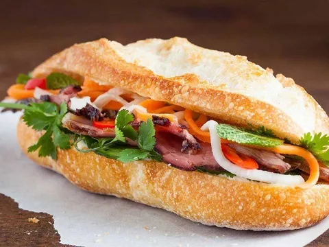 Nghi ngộ độc bánh mì, 40 người nhập viện ở TP.HCM
