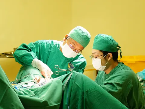 Nam thanh niên Campuchia được điều trị thoát khỏi nguy hiểm do hoại tử tầng sinh môn sau tiêm xơ trĩ