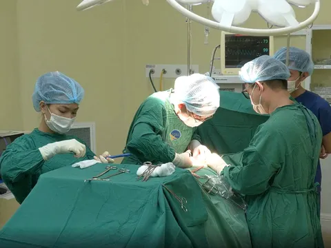 Cụ bà sống chung với bướu giáp khổng lồ suốt 5 năm