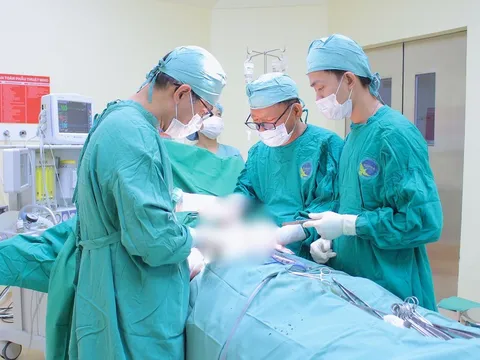 Chủ quan sau té xe, người đàn ông bị vỡ lách độ IV