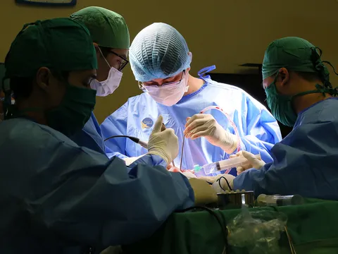 Chủ quan triệu chứng đau đầu, người phụ nữ suýt mất mạng vì u não