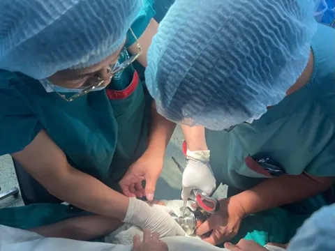 Ê kíp bác sĩ ‘làm thợ sửa khóa’ cứu ngón tay bé trai 5 tuổi