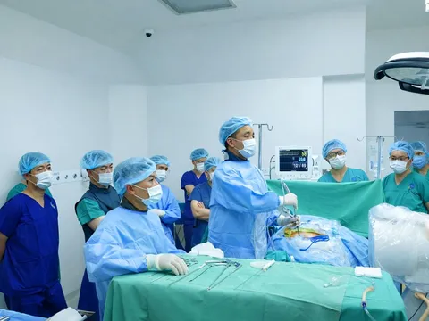 Thoái hóa cột sống trẻ hóa, phẫu thuật nội soi ngày càng được ưu tiên