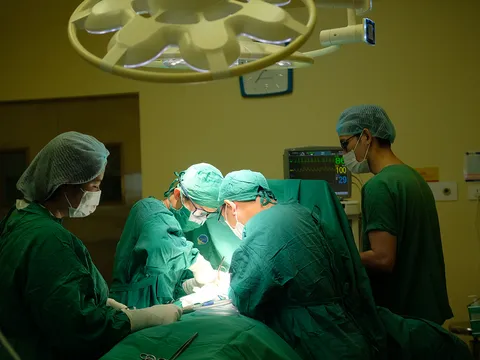 Thang máy kẹp cổ, nam công nhân suy hô hấp nguy kịch