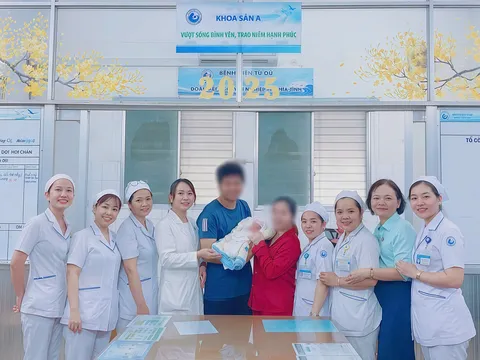 Nỗ lực giữ thai kỳ mong manh, bé gái chào đời nặng 1,8 kg