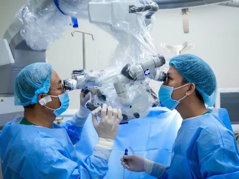 Ca mổ ‘hồi sinh’ đôi chân cho huấn luyện viên boxing bị liệt do thoát vị cổ