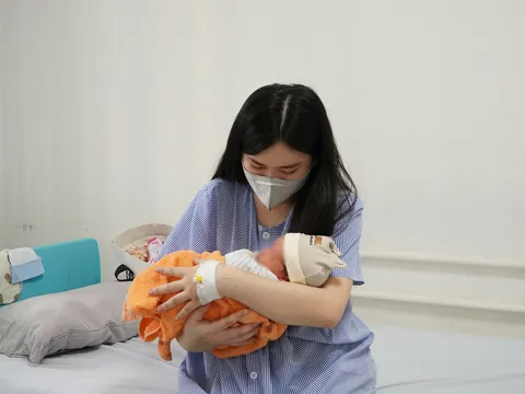 Sản phụ băng huyết nguy kịch được cứu nhờ máu hiến của nhân viên y tế