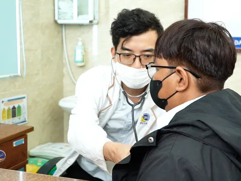 Cô gái 19 tuổi hồi phục chức năng tiểu tiện sau hơn 2 năm phụ thuộc ống thông