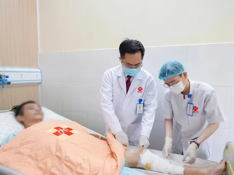 Cứu đôi chân cho thầy giáo người Campuchia sau 22 giờ vượt ‘giờ vàng’