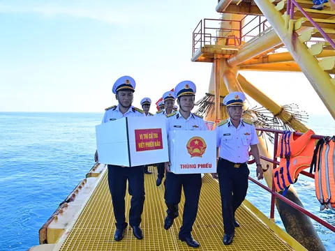 Mang lá phiếu đến với cử tri nơi đầu sóng