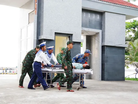 Cấp cứu kịp thời ngư dân bị đột quỵ khi đang lao động trên biển