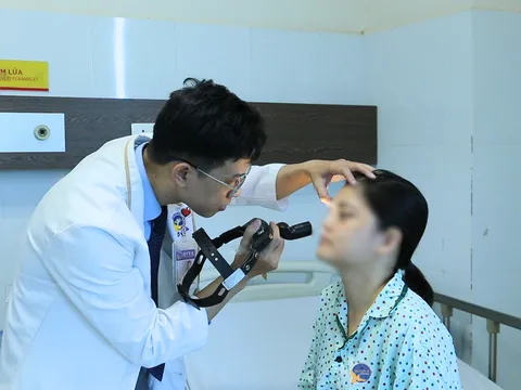 U nhầy xoang sàng chèn ép ổ mắt khiến người phụ nữ lồi mắt suốt một năm