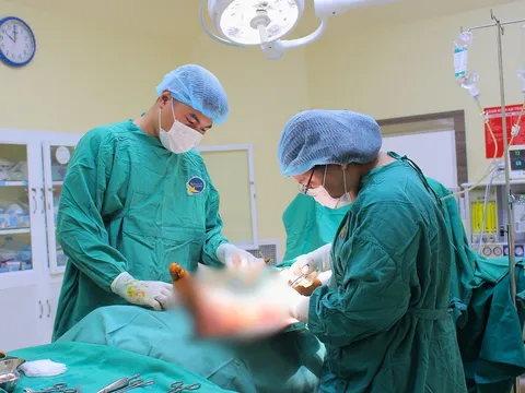 Chạy đua với thời gian giữ lại chân cho nam thanh niên bị xe tải cán