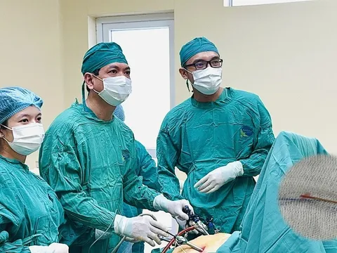 Đau bụng nhiều ngày, phát hiện xương cá 3 cm đâm xuyên ruột non