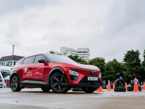 Người dùng Việt xóa nỗi lo xăng tăng giá, khan hàng nhờ sở hữu VinFast VF 7