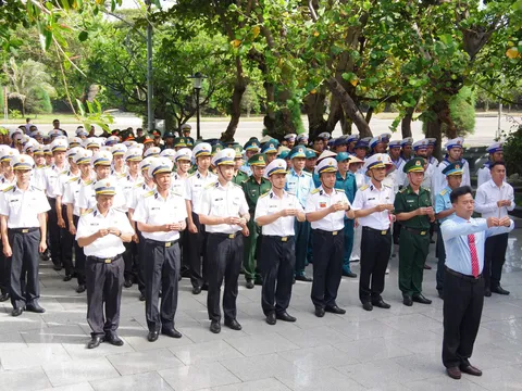 Trường Sa: Dâng hương tưởng niệm các Anh hùng liệt sĩ trước thềm Ngày hội non sông