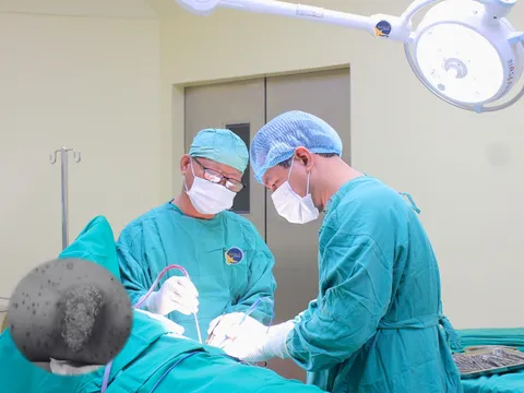 Chủ quan với mụn nhọt, người đàn ông nhập viện với ổ mủ khổng lồ ở lưng