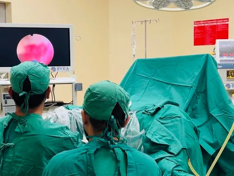 Tiểu ra máu kéo dài, cụ ông 87 tuổi được cứu nhờ tán sỏi bàng quang bằng laser