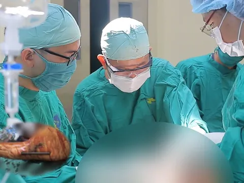 Thanh sắt dài 30 cm đâm xuyên tay nam thanh niên