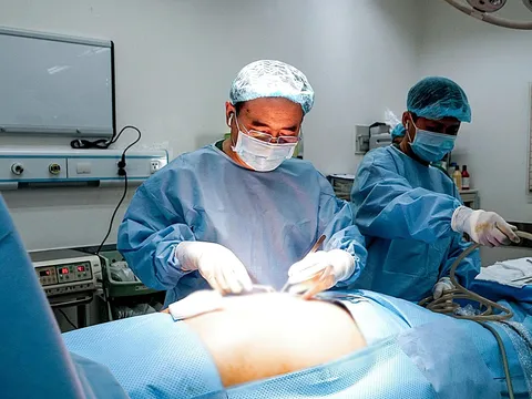 Cứu cụ bà 90 tuổi có toàn bộ dạ dày ‘di cư’ lên lồng ngực