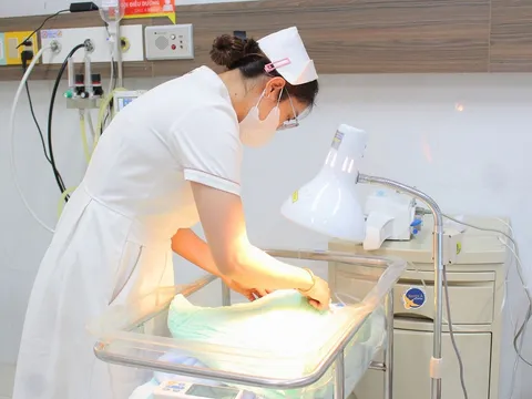 Cứu sống sản phụ tiền sản giật nặng, bé sinh non 1,7 kg chào đời an toàn