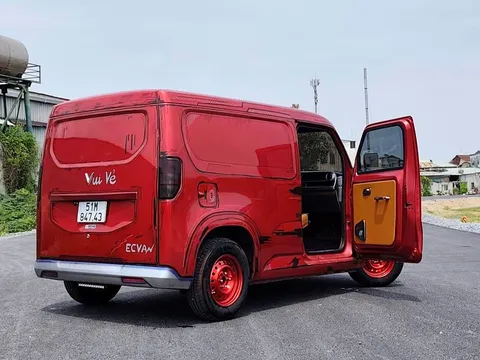 Mua VinFast EC Van dù đã có cả dàn xe chở hàng, chủ xưởng tại TP.HCM giải thích bài toán chi phí