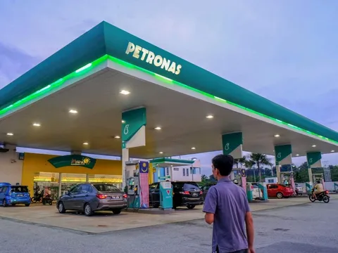 Nhờ chính phủ hỗ trợ, giá xăng RON 95 tại đây đang ở mức rẻ khó tin chỉ 13.000 đống/lít