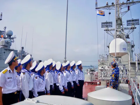 Giáo dục truyền thống qua hoạt động tham quan thực tế ở Vùng 3 Hải quân