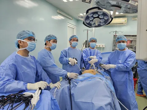 Xuất huyết ruột non hiếm gặp, bác sĩ ‘lần dấu’ ngay trên bàn mổ để cứu bệnh nhân