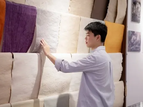 Giấy dó và hành trình chạm đến thế giới qua trải nghiệm của du khách quốc tế