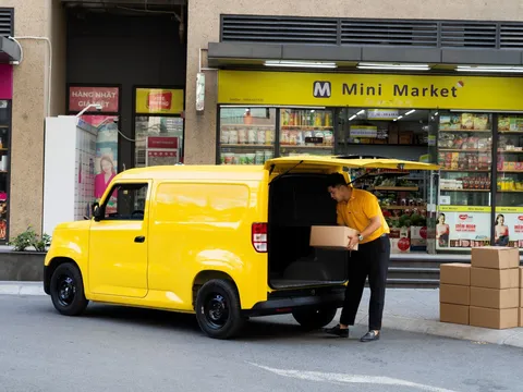Bỏ xe xăng, chuyển sang EC Van, chủ doanh nghiệp thừa nhận: Chạy khỏe, tốn ít, ‘cân’ mọi tuyến phố đông