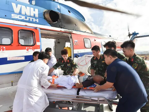 Xuyên đêm đưa hai bệnh nhân nguy kịch từ Trường Sa vào đất liền